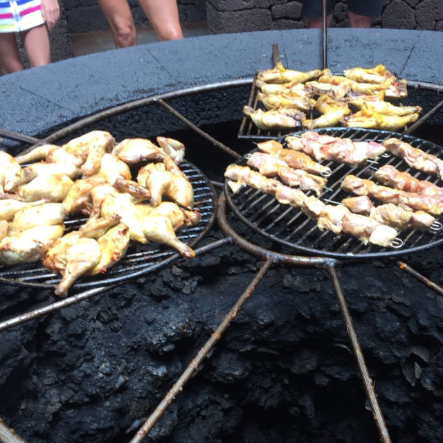 Kanarisches Essen Hühnchen und Ziegenfleisch