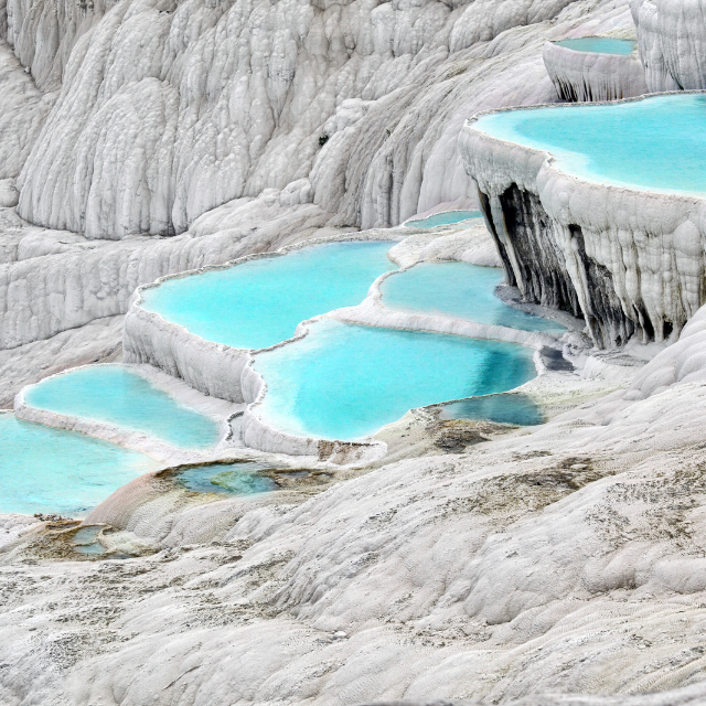 Schneeweiße Kalkterrassen mit türkisem Wasser in Pamukkale