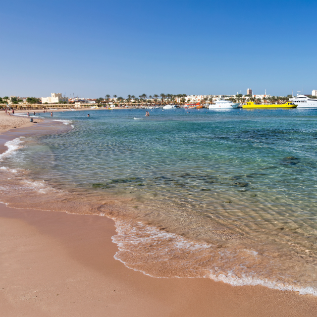 Makadi Bay Strand mit Booten im Wasser