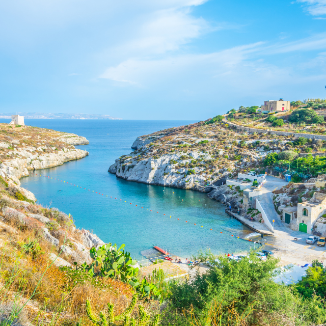 Bucht mit kleiner Ortschaft auf der Insel Gozo