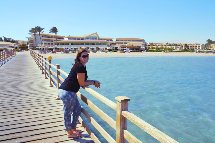 Urlaubsberaterin Fanny auf dem Steg vor dem Cleopatra Luxury Resort in Makadi Bay