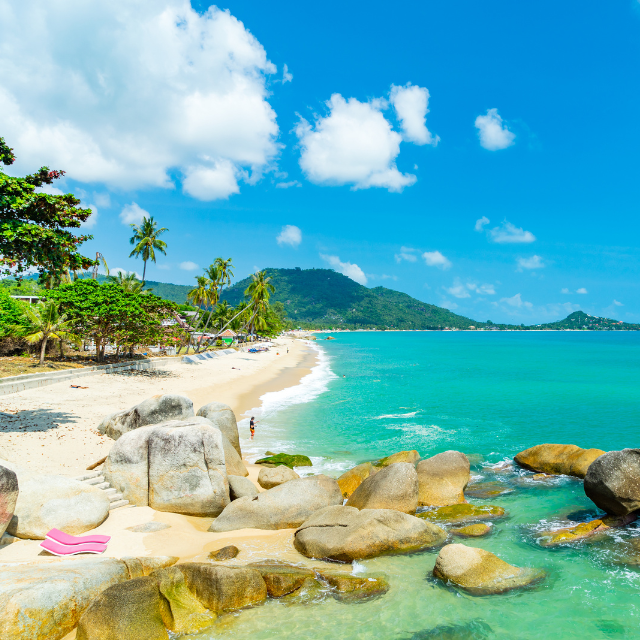 Helle Bucht mit Felsen auf Ko Samui