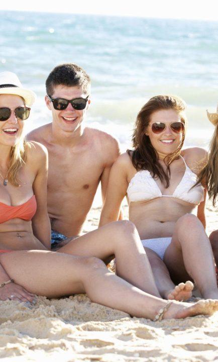 Jugendliche am Strand