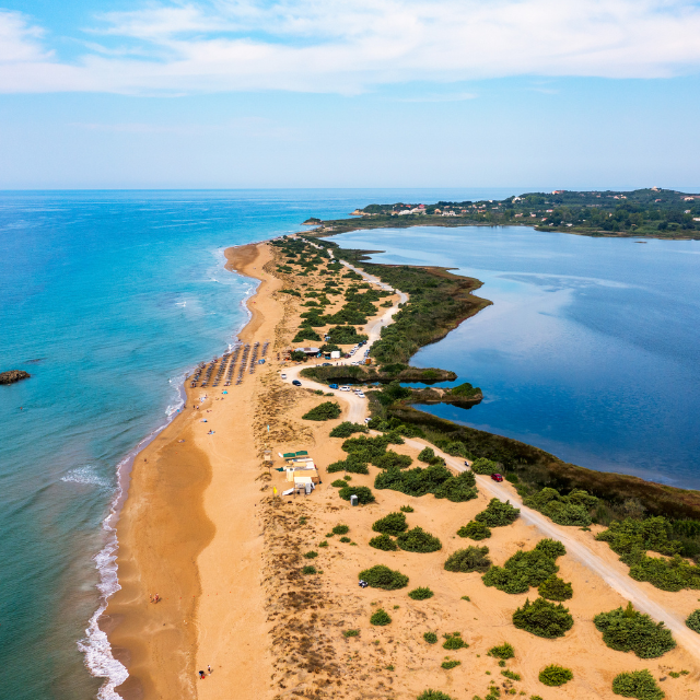 Rotgoldene Sandbank vom Issos Beach zwischem dem Meer und der Lagune