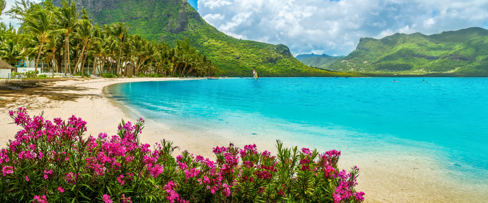 Küste und Berge auf Mauritius