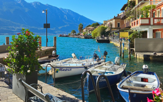 Boote liegen an der Promenade vom Gardesee