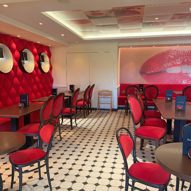 Restaurant mit roten Stühlen und Kussmund-Fototapete