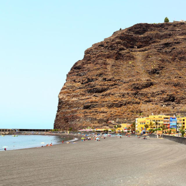 Strand Playa de Tazacorte vor einer Klippe