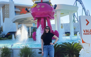 Janina vor dem Spongebob Springbrunnen