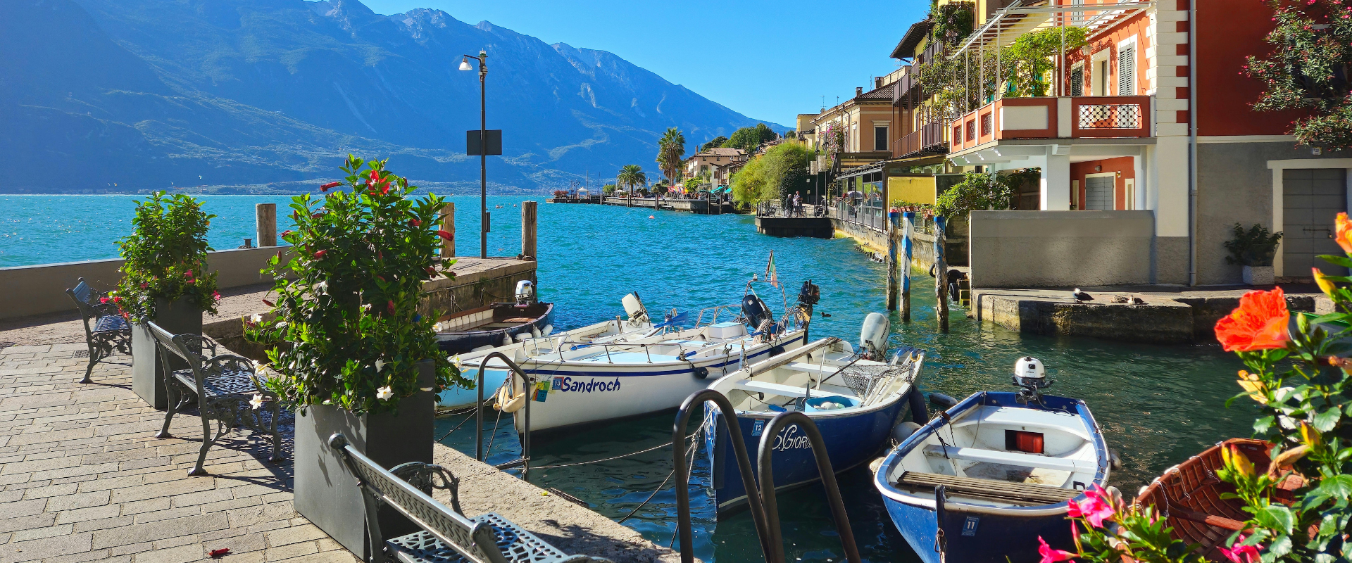 Boote liegen an der Promenade vom Gardesee
