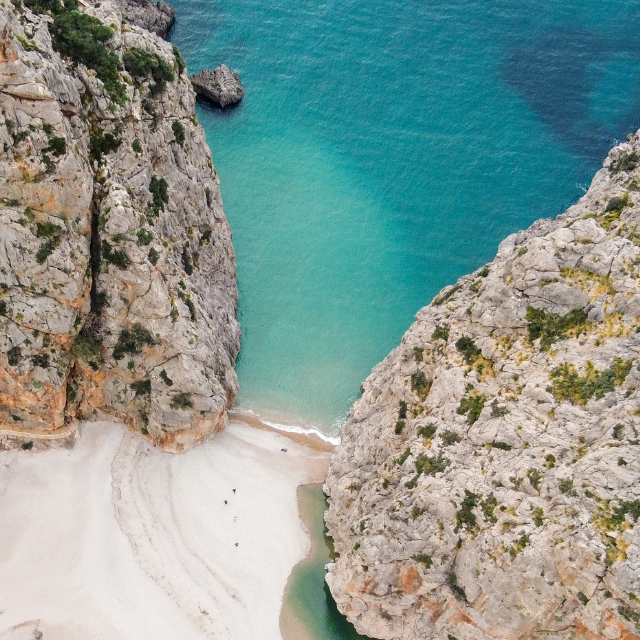 Luftaufname der Bucht Sa Calobra zwischen Felsen