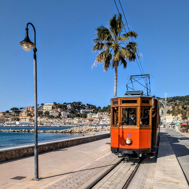 Historische Straßenbahn direkt am Meer