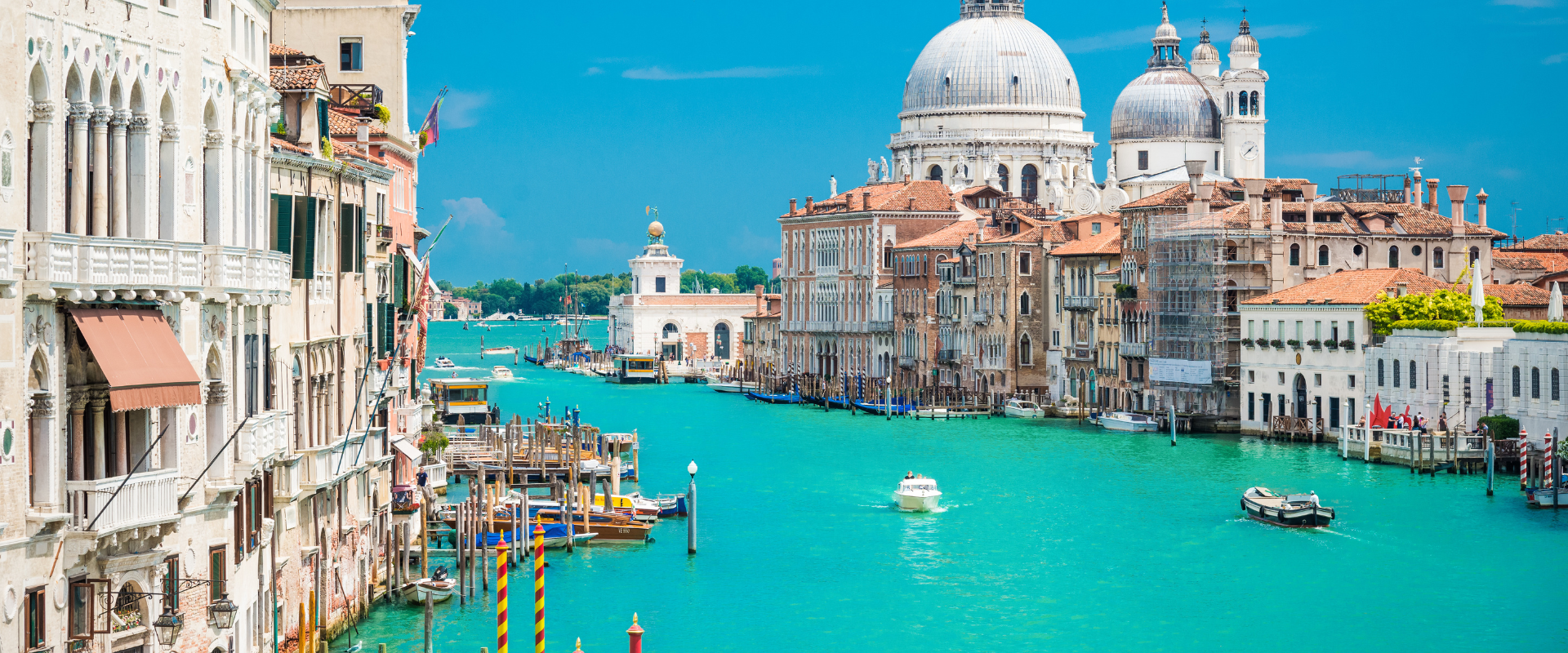 Kanal mit kleinen Booten in Venedig