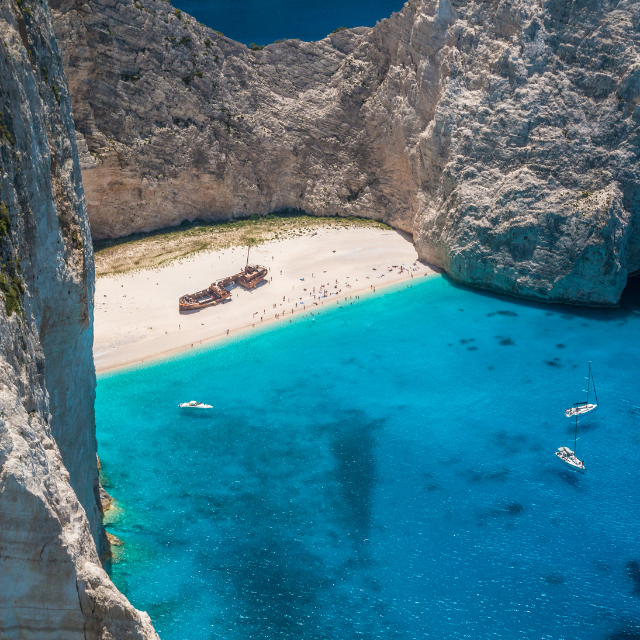 Luftaufname der Navagio Beach Bucht mit dem Schiffswrack auf dem Sand