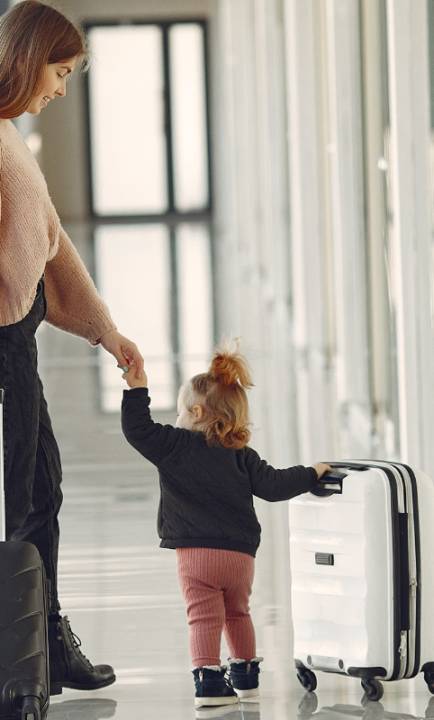Mutter und kleines Kind am Flughafen