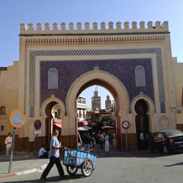 Blick auf das imposante Eingangstor zur Medina von Fès