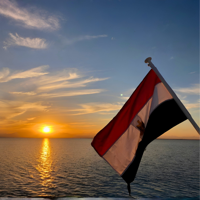 Ägyptische Flagge auf einem Boot in Makadi Bay bei Sonnenuntergang