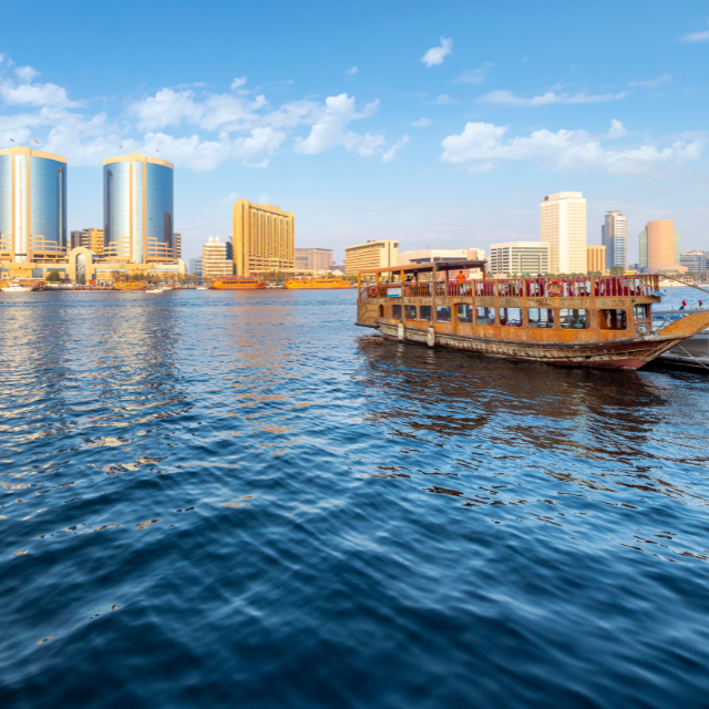 Abra auf dem Dubai Creek mit Skyline im Hintergrund