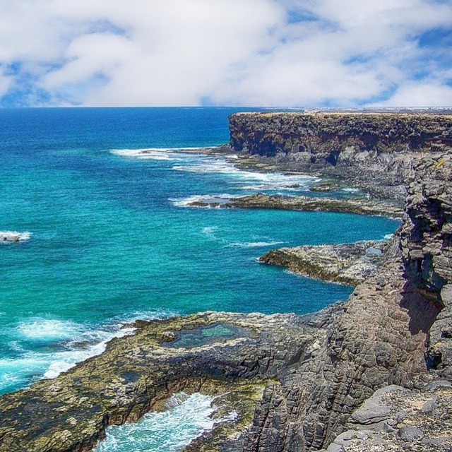 Küstenklippen und Wellen auf Fuerteventura