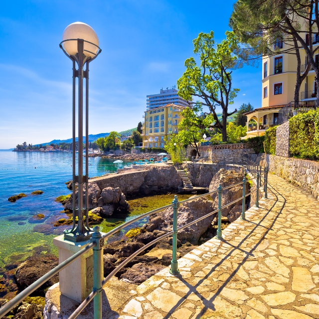 Promenade direkt am Wasser in einer Ortschaft der Kvarner Bucht