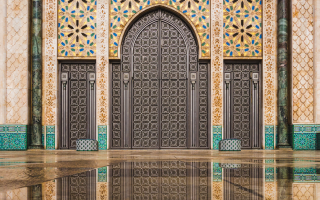 Blick auf Eingangstor der Moschee in Casablanca