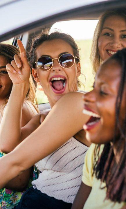 Vier junge Frauen im Auto
