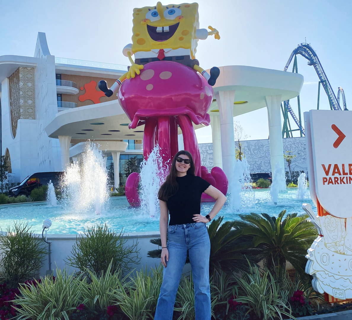 Janina vor dem Spongebob Springbrunnen