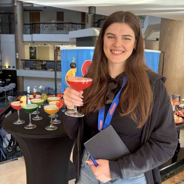 Janina hält ein Cocktailglas im Allsun Numa Club