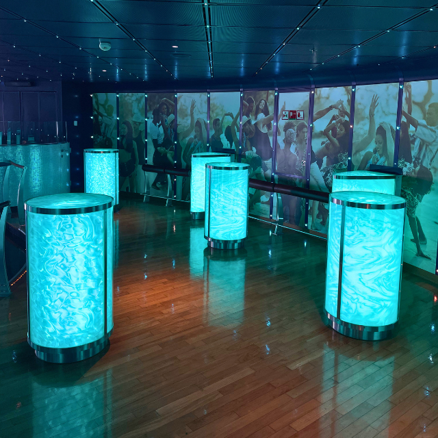 Beleuchtete runde Tische im Club