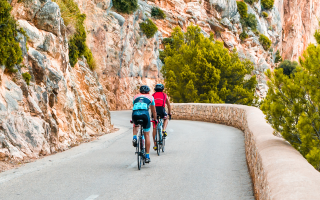 Radler auf einer Bergstraße auf Mallorca