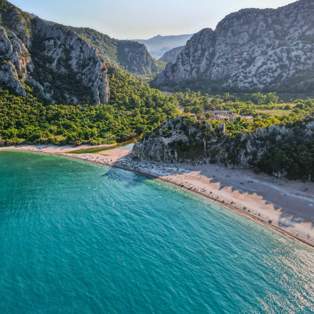 Luftaufnahme von einem Abschnitt des Olympos Strands
