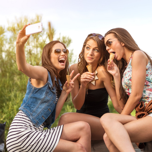 Drei junge Frauen mit Eis