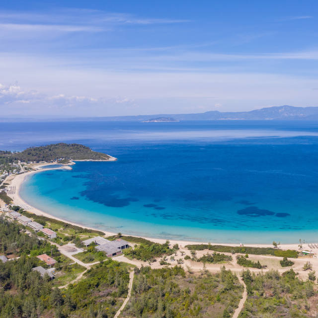 Luftaufnahme der langen Sandbucht Paliouri Beach