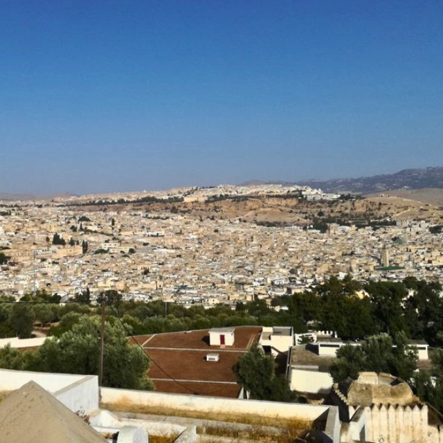 Blick über die Stadt Fes mit Bergen im Hintergrund