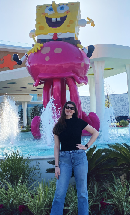Janina vor dem Spongebob Springbrunnen