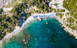 Vogelperspektive auf Anthony Quinn Bay Rhodos