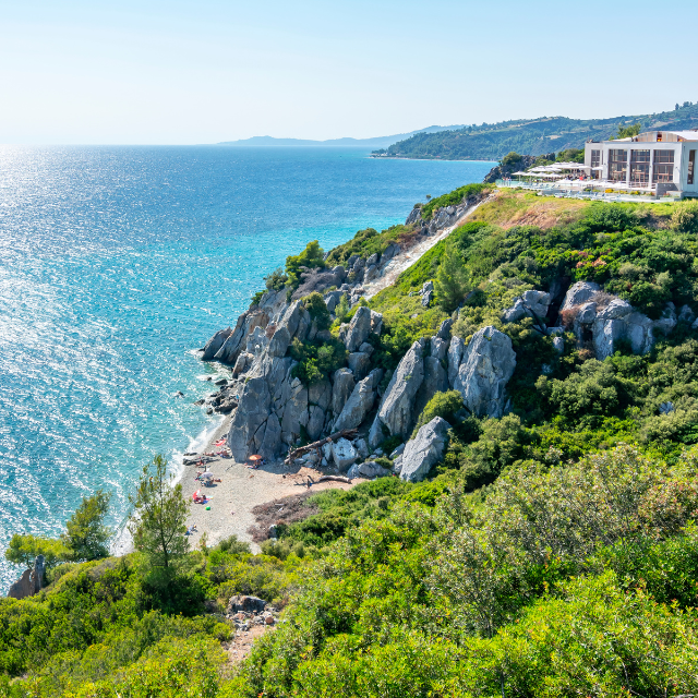 Blick von einer Klippe auf eine Sandbucht und das Meer auf Kassandra