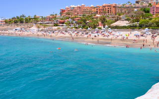 Heller Sandstrand Playa del Duque auf Teneriffa