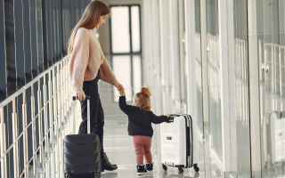 Mutter und kleines Kind am Flughafen