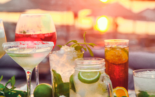 Cocktails und Wein an Beach Bar