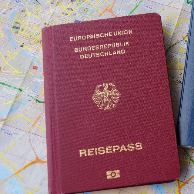 Deutscher Reisepass auf einer Weltkarte