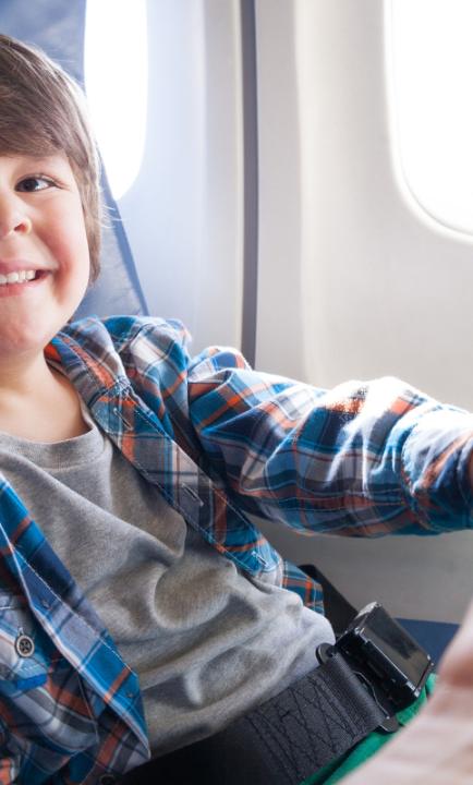 Junge sitzt im Flugzeug