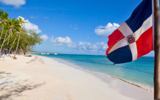 Dom Rep Strand mit Flagge