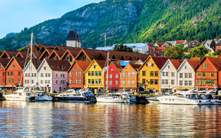 Häuser am Wasser in Norwegen