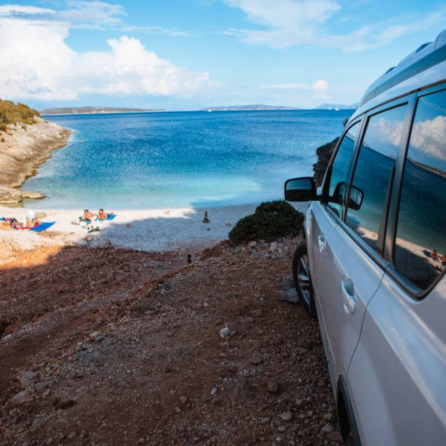 Auto am Strand im Hintergrund Meer