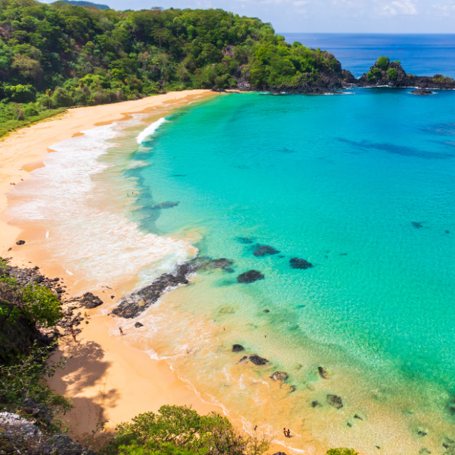 Blick auf hellen Baía do Sancho Strand mit türkisem, ruhigen Wasser