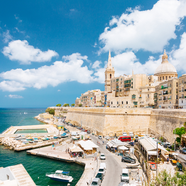 Blick auf historische Gebäude am Hafen von Valletta