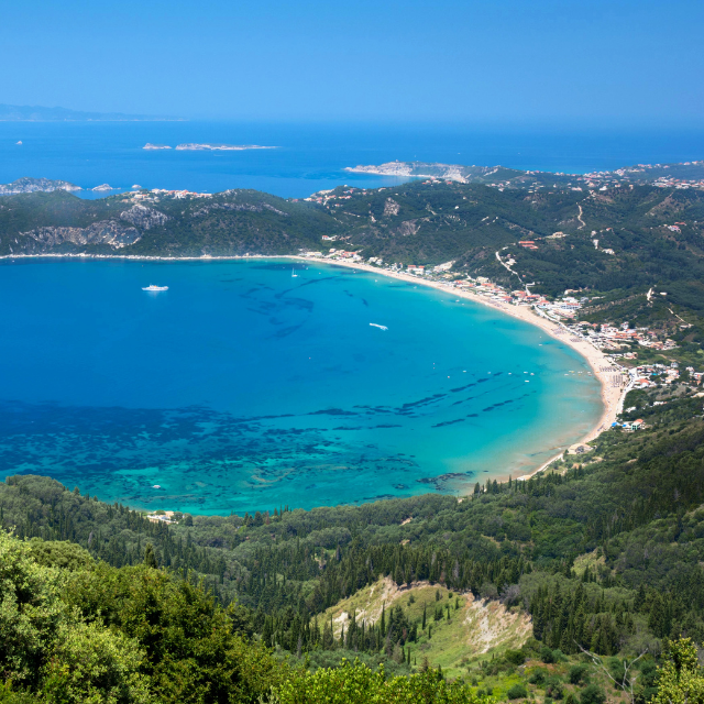 Blick vom Kap auf langezogenen Strand Agios Georgios Pagi