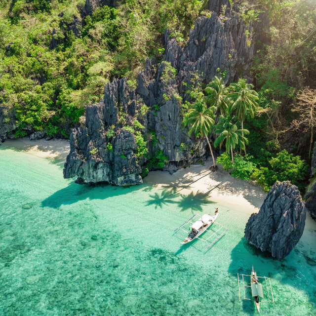 Luftaufnahme in Bucht El Nido mit Booten im Wasser