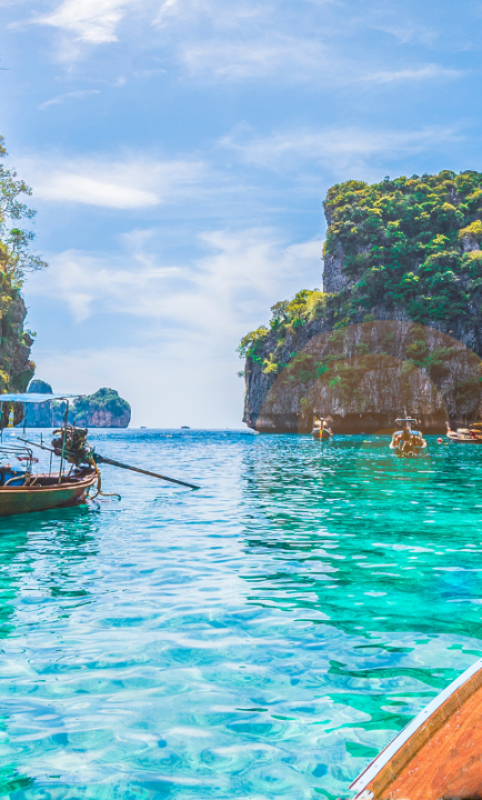 Blick vom Boot in Bucht in Thailand